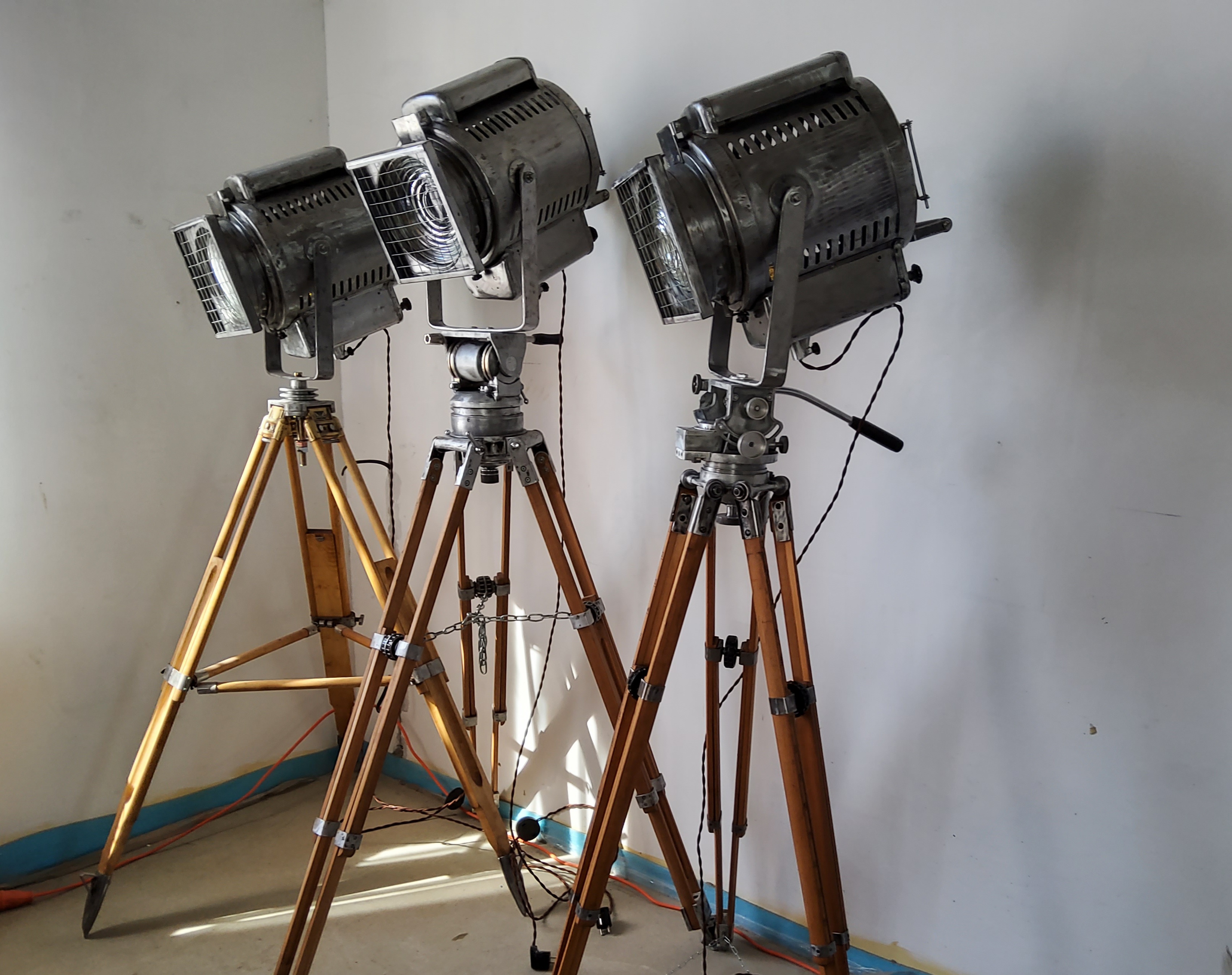 Направленный светильник на штативе